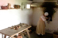 Like an experienced tamelière, our cook takes the breads out of the oven