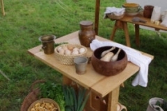 Un panier plein de légumes venant du marché, un bon chapon attendant d'être cuit, un bon bouillon en perspective