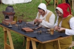 Notre équipe d'étameurs en plein travail... Concentration et précision