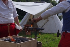 Het stuk metaal is heet genoeg om te bewerken: het moet uit de haard worden gehaald uit angst dat het smelt bij meer dan 1300 ° C.