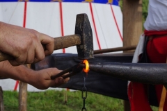 Lassen van een kettingschakel op de punt van de bigorne