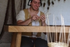 Panier en cours de fabrication par le vannier. Osier blanc, remplissage à brins perdus