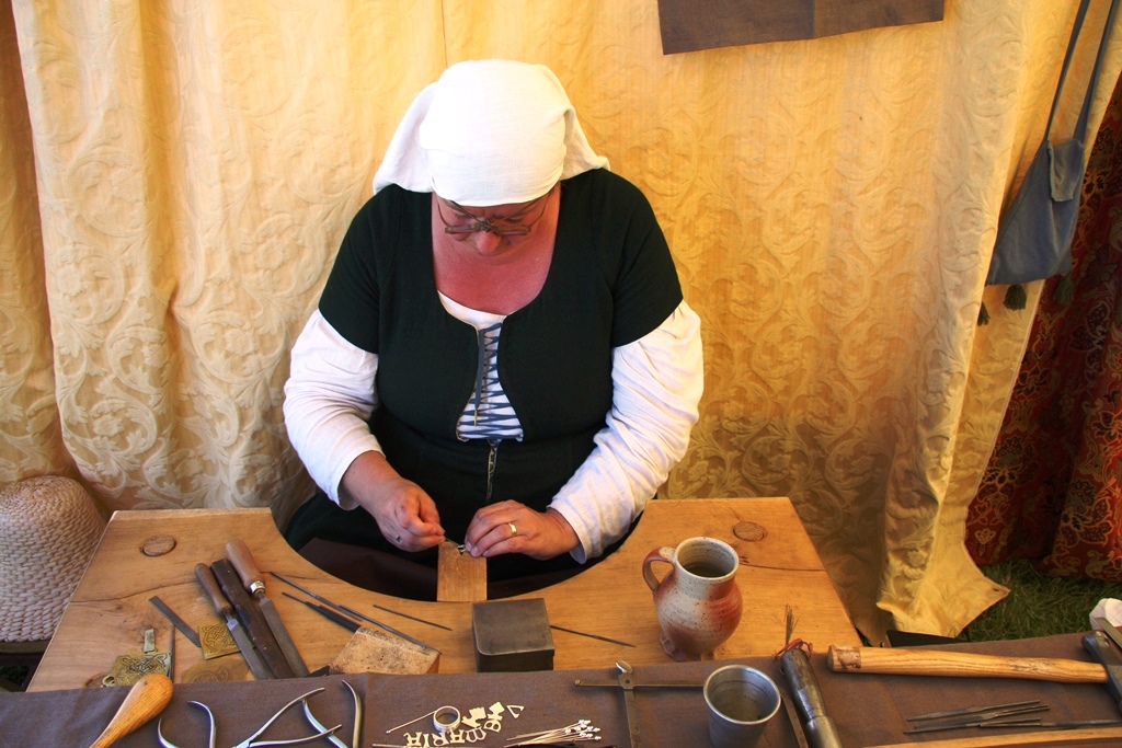 Esther (Zilverlinde), la bijoutière en plein travail