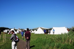 Des visiteurs dans le camp