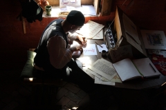 Hugues (La Plume En Lumière) en plein travail de caligraphie