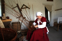 Travail de vannerie dans l'atelier