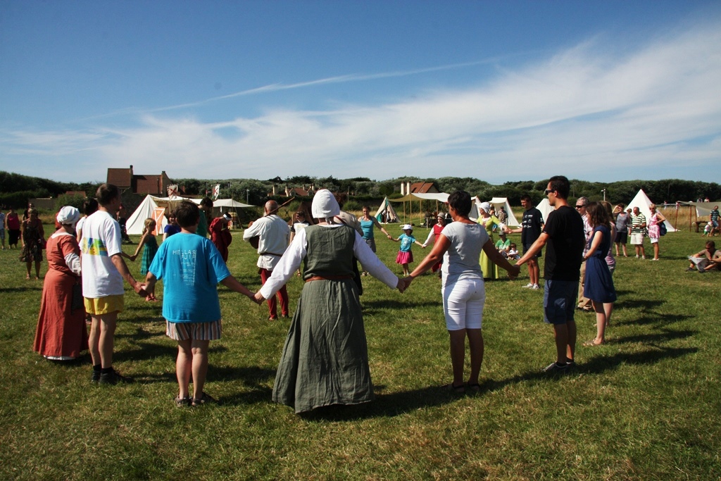 Medieval dance workshop with the public